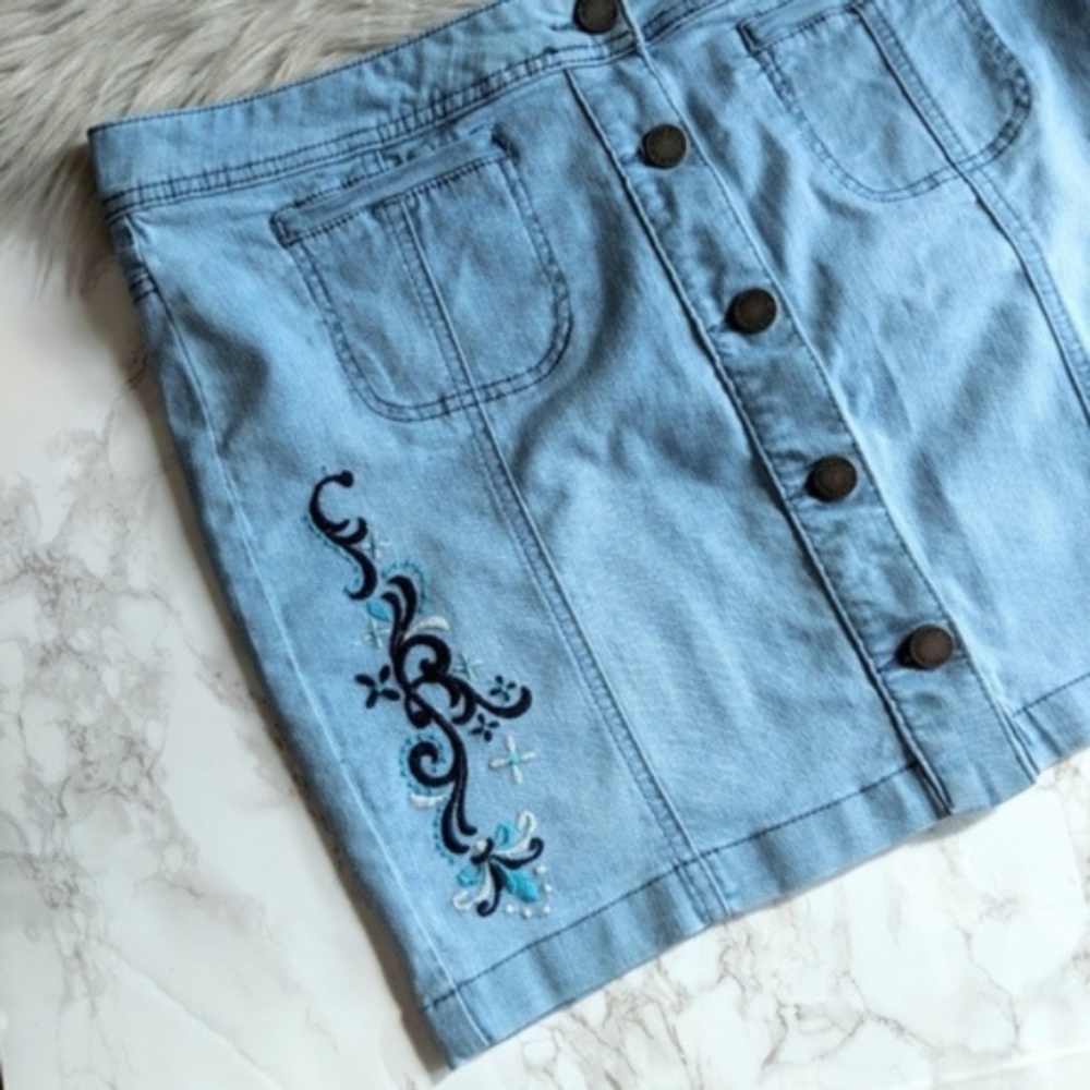 ROMEO & JULIET Embroidered Denim Skirt - Picture 6 of 8